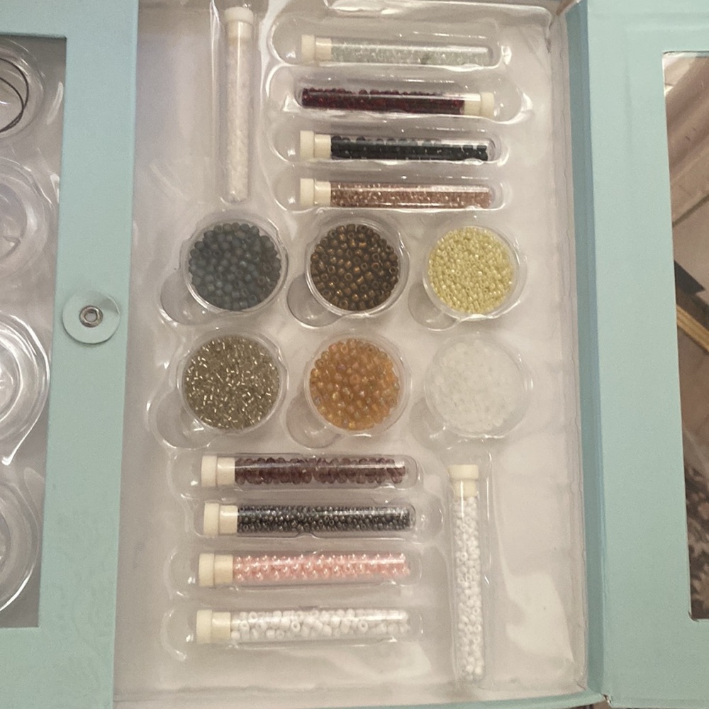 Introduction to Beading 🎀 Book and beads - Craft materials - Never Used - Picture 7 of 8